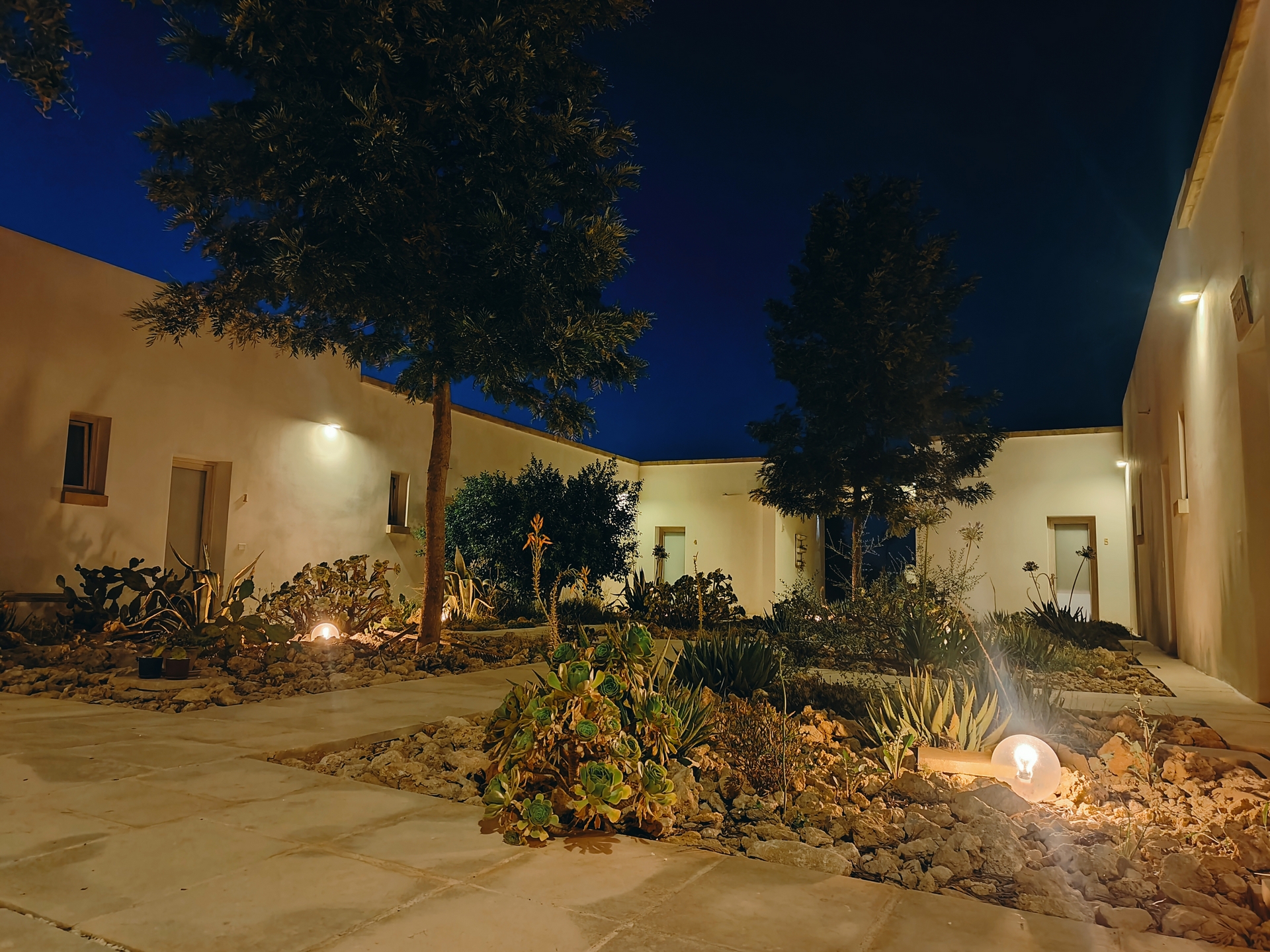 Vista serale della masseria Tenuta Sofia a Otranto con luci calde
